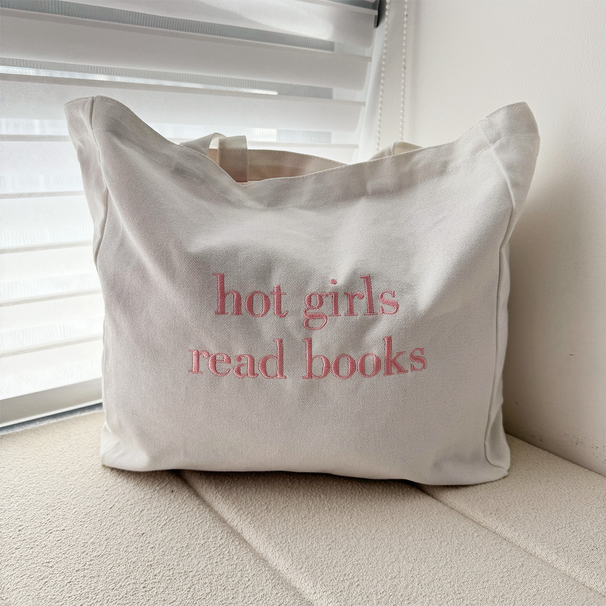 Hot Girls Read Books Letters E - Women Bags Ck recension och pris