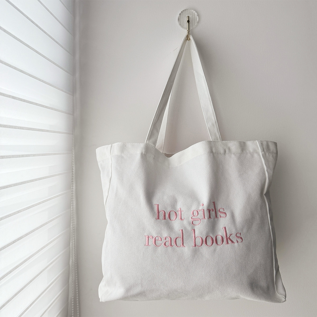 Hot Girls Read Books Letters E - Women Bags Ck recension och pris