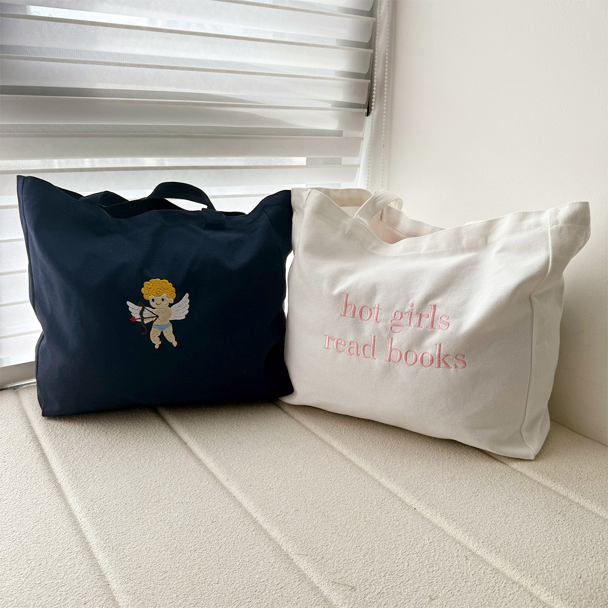 Hot Girls Read Books Letters E - Women Bags Ck recension och pris